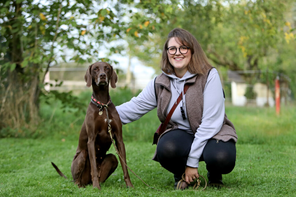 Samira Spinelli, Hundetraining, Hundetrainerin, Über mich, Frau mit Hund, Samira und Rosa