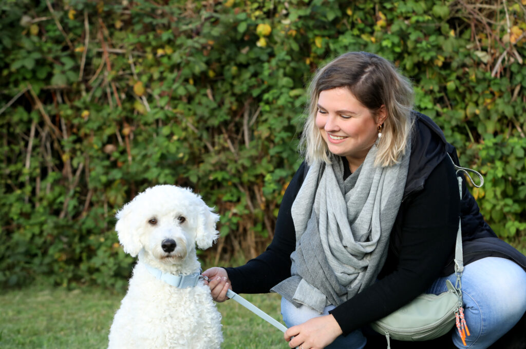 Schulhund, Frankfurt, Australien Labradoodle, hell, weiß, blond, Frau mit Hund an Leine, Sitz
